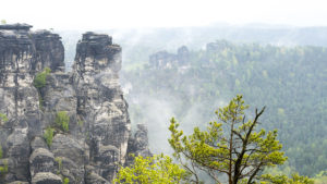 In Wolken gehüllte Bastei in der Sächsischen Schweiz